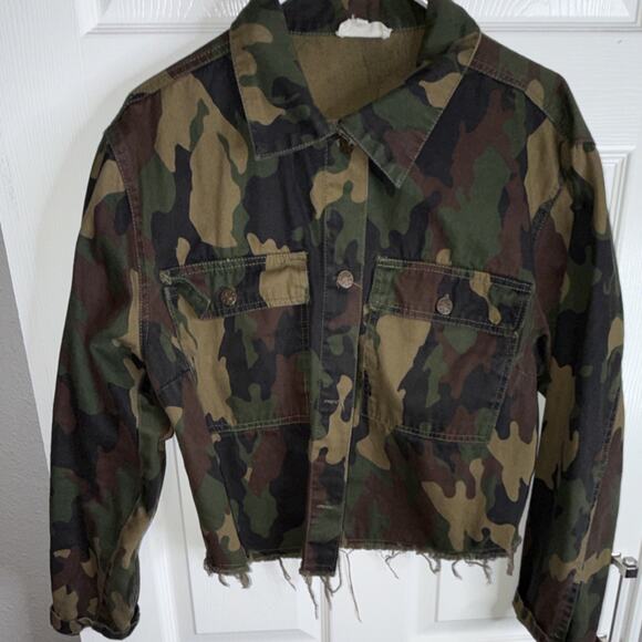 Girl Soul Other - Girl Soul Camouflage Button Jacket Frayed Hem Collared Pockets Women’s Short XL
